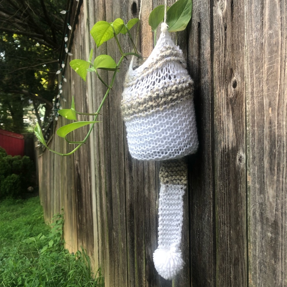 Knitted plant hanger